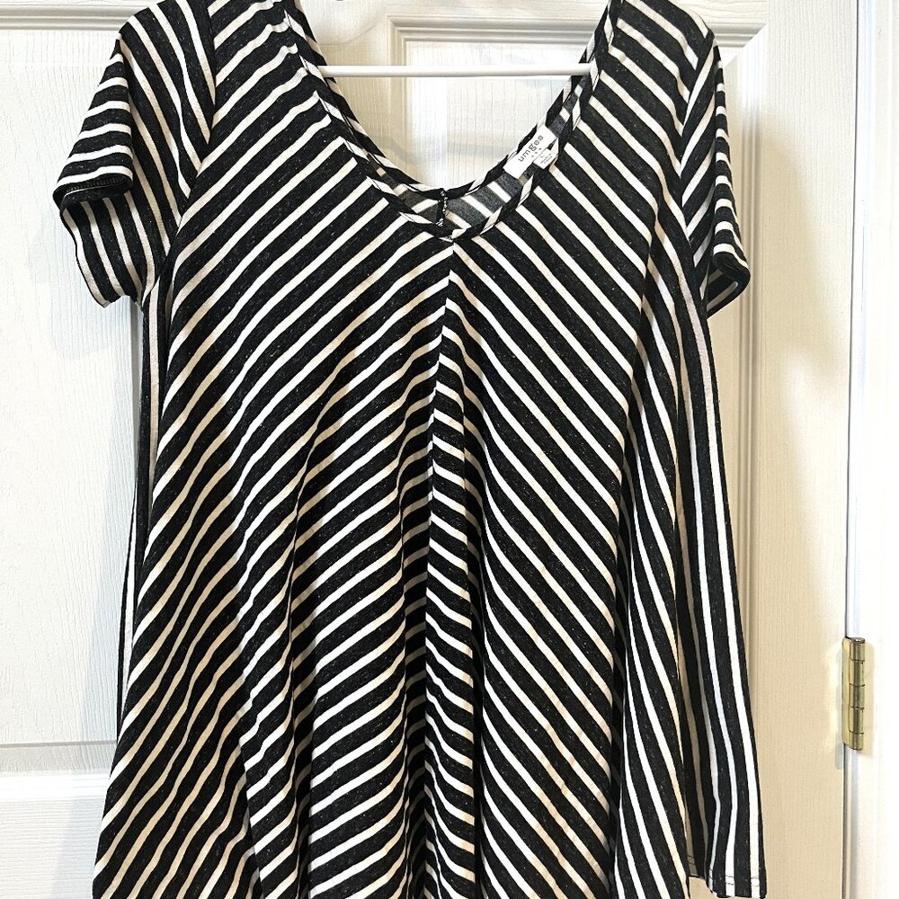 NWOT LADIES L UMGEE BLACK WHITE STRIPES SPECKELED SHORT SLEEVE V-NECK SHIRT